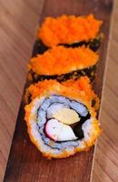 japanisches sushi traditionelles japanisches food.roll aus geräuchertem fis foto