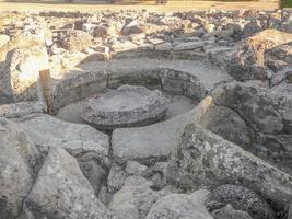 ruinen des alten megalithischen gebäudes sunuxi nuraghe in sardinien, foto
