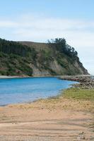 vertikale Aufnahme von Puntal Beach ohne Menschen. Asturien, Spanien. foto