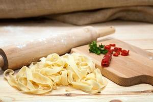 Fettuccini italienische Pasta mit Petersilie und Peperoni foto