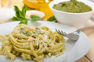italienische traditionelle Basilikum Pesto Pasta Zutaten