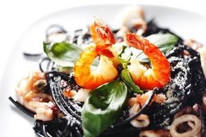 schwarze Spaghetti mit Meeresfrüchten foto