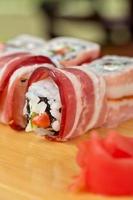 Sushi-Rolle mit Speck