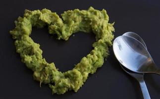 Avocado grünes Fruchtfleisch in Herzform. foto