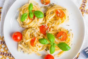 Spaghetti mit Blauschimmelkäse, Tomaten und Basilikum foto
