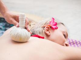 Schönes Mädchen entspannen Spa und Massagetherapie am Pool foto