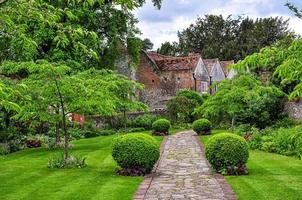 schöner gemütlicher Garten und alte Gebäude foto