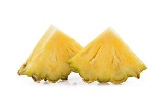 Ananas mit Scheiben isoliert auf weißem Hintergrund foto