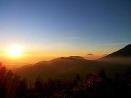 Sonnenuntergang auf dem Hügel bei Dieng Indonesien foto