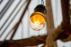 Bokeh-Foto einer hängenden Glühbirne mit glühendem Elektrodraht