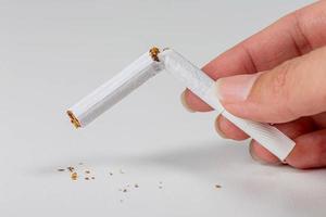 kaputte Zigarette auf weißem Hintergrund. weltnichtrauchertag und lungengesundheitskonzept foto