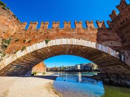 hdr castelvecchio-brücke alias scaliger-brücke in verona foto