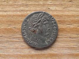Antike römische Denar-Münze Vorderseite zeigt Kaiser Hadrian circ foto