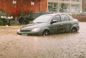 Fahrzeug mitten in einer Sturzflut in Brasilien stecken foto
