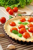 Torte mit Tomaten und Käse mit Basilikum