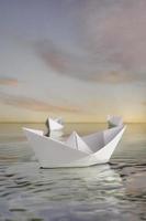drei Papierboote in ruhigem Wasser. foto