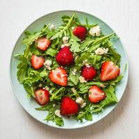 Salat mit Rucola, Erdbeeren und Käse