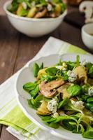 frischer Salat mit Gemüse und Blauschimmelkäse