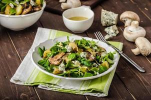 frischer Salat mit Gemüse und Blauschimmelkäse