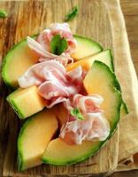 italienische Antipasti-Melone mit geräuchertem Schinken (Schinkenmelone) foto