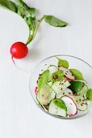 Salat mit Radieschen und Gemüse in einer Schüssel