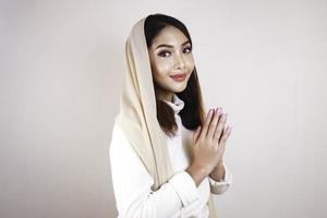 Portrait junge schöne muslimische Frau, die einen Hijab trägt. Eid Mubarak-Gruß foto