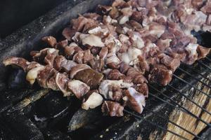 Roher Ziegen-Satay-Klatak-Herstellungsprozess auf einem Holzkohlegrill. foto