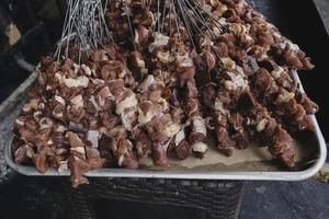 Raw Sate Klatak Traditioneller Ziegen-Satay aus Yogyakarta, Indonesien. foto