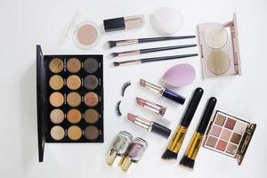 Make-up-Pinsel und dekorative Kosmetik auf weißem Hintergrund. foto