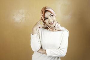fröhliche junge schöne asiatische muslimische Frau lächelt. foto