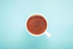 eine tasse frischer heißer türkischer kaffee auf blauem hintergrund. foto