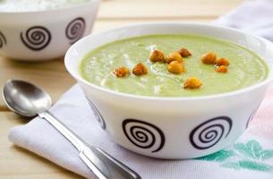 grüne Sahnesuppe aus Spinat, Brokkoli und Erbsen foto