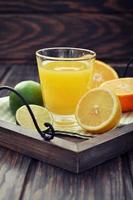 Zitronensaft und Obst foto