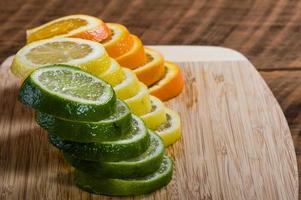 Zitronen-, Limetten- und Orangenscheiben foto