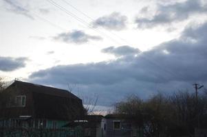 Gewitterwolken am Abend am Himmel im Dorf foto