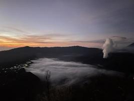 Sehen Sie die natürliche Schönheit des Mount Bromo, Indonesien foto