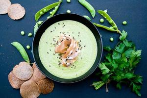 gesunde grüne Suppe mit Schinken und Erbsen