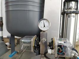 Wasserdruckschaltereinstellung mit Manometermessung Öldruck. foto