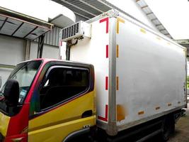 Logistik-LKW mit Kühlbox im Industriegebiet. foto