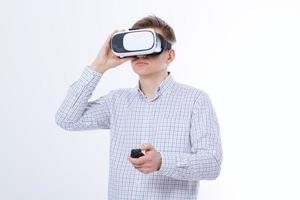 Junger Geschäftsmann in vr-Brille, Schutzbrillen, die virtuelle Realität isoliert auf weißem Hintergrund beobachten. Platz kopieren und verspotten foto