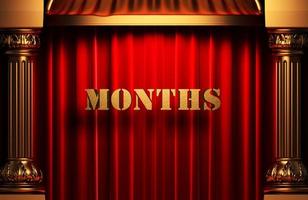 Monate goldenes Wort auf rotem Vorhang foto