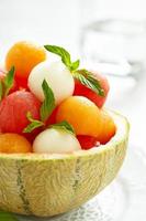 Obstsalat mit Wassermelone und Melonenkugeln