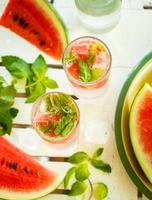 Entgiftungswasser mit Wassermelone und Minze foto