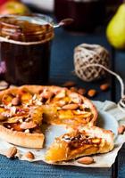 Tortenscheibe mit Birnenmarmelade, Äpfeln und Karamell foto