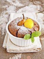 Muffins mit Schokolade, Birne und Zitronenquark. Frühstück. foto