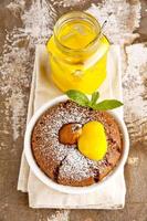 Muffins mit Schokolade, Birne und Zitronenquark. Frühstück. foto