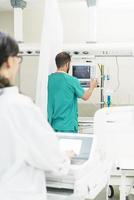 Arzt macht EKG-Test im Krankenhaus foto