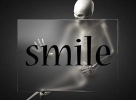 Lächelnwort auf Glas und Skelett foto