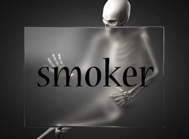 Raucherwort auf Glas und Skelett foto