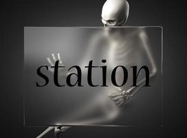 Bahnhofswort auf Glas und Skelett foto